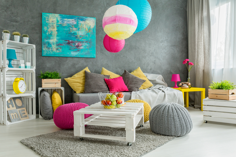 renkli yastıklar, renkli abajurlar, renkli örgü puflar ve renkli oturma odası dekorasyonu