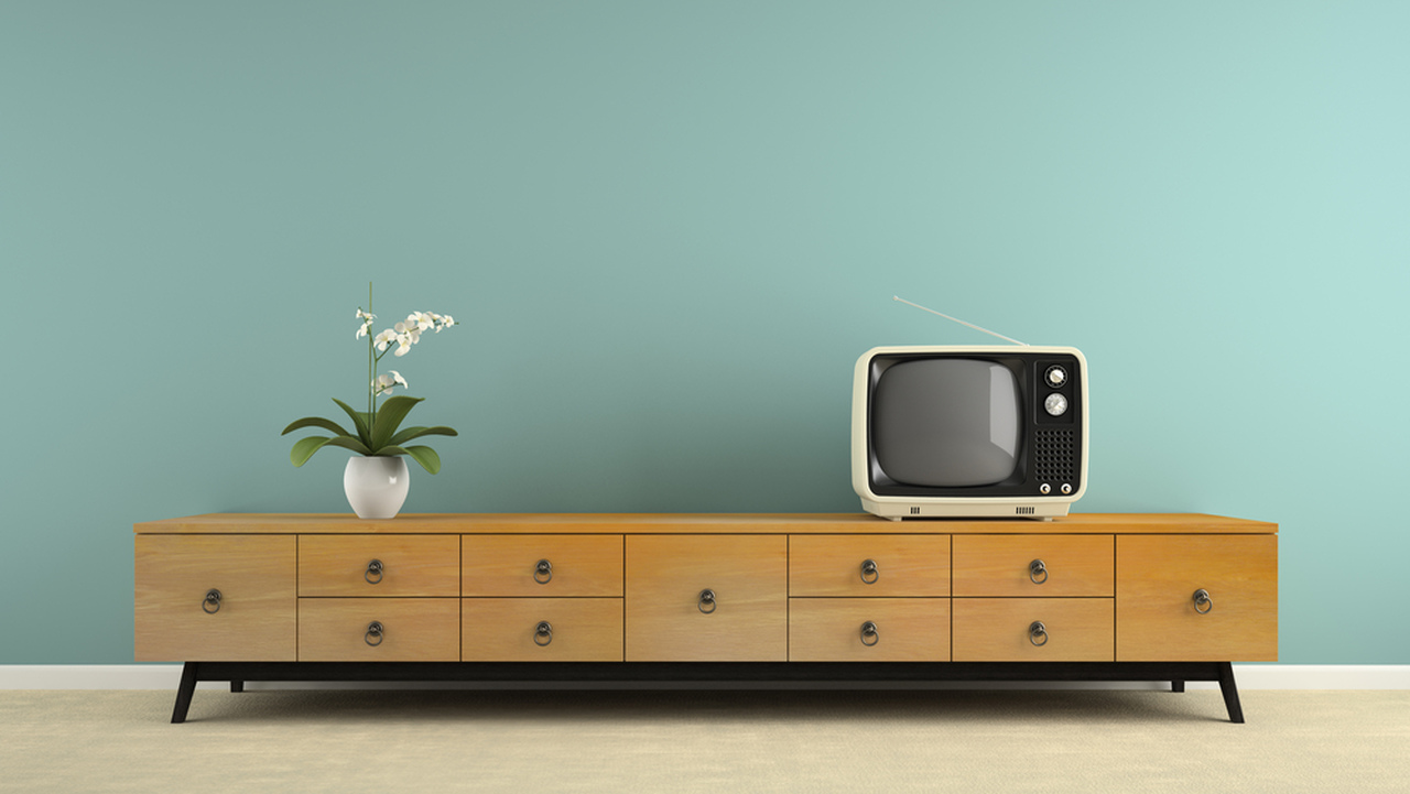kahverengi retro konsol üzerinde eski televizyon